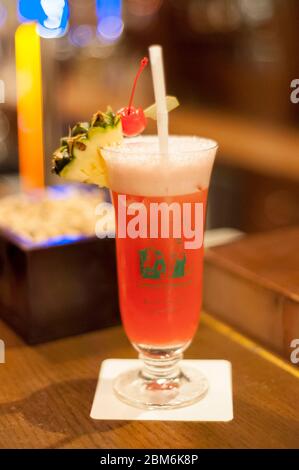 Singapore Sling Cocktail in der Long Bar, Raffles Hotel, Singapur Stockfoto