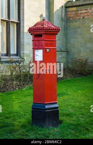Traditionelle britische rote Briefkasten von John Penfold auf dem Gelände von Chiddingstone Castle in Kent, Großbritannien Stockfoto