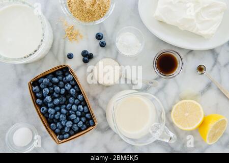 Heidelbeeren, Zucker, Backpulver, Zitronenschale und Ahornsirup Stockfoto