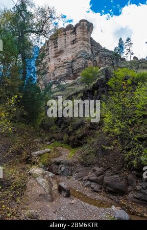 Blick auf die Klippen, die die Höhlen der früheren menschlichen Besiedlung durch die Mogollon-Kultur in Gila Cliff Dhabitings enthalten, vom Cliff Dweller Trail Stockfoto