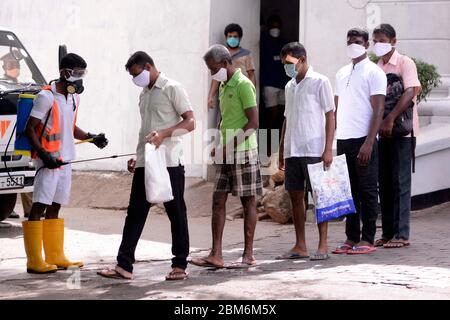 Colombo, Sri Lanka. Mai 2020. Gefangene verlassen das Welikada Gefängnis in Colombo, Sri Lanka, 7. Mai 2020. Über 250 Gefangene wurden am Donnerstag aufgrund einer Begnadigung des Präsidenten aus den Gefängnissen in ganz Sri Lanka freigelassen, wie lokale Medien berichteten. Das Vesak Festival ist eines der heiligsten Feste, das in Sri Lanka gefeiert wird, da es die Geburt, Erleuchtung und den Untergang von Lord Buddha markiert. Kredit: Gayan Sameera/Xinhua/Alamy Live News Stockfoto