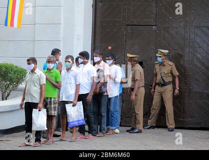 Colombo, Sri Lanka. Mai 2020. Gefangene verlassen das Welikada Gefängnis in Colombo, Sri Lanka, 7. Mai 2020. Über 250 Gefangene wurden am Donnerstag aufgrund einer Begnadigung des Präsidenten aus den Gefängnissen in ganz Sri Lanka freigelassen, wie lokale Medien berichteten. Das Vesak Festival ist eines der heiligsten Feste, das in Sri Lanka gefeiert wird, da es die Geburt, Erleuchtung und den Untergang von Lord Buddha markiert. Kredit: Ajith Perera/Xinhua/Alamy Live News Stockfoto