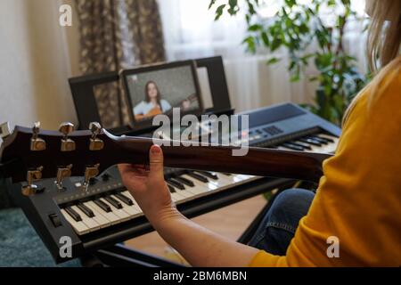 Musiker Proben isoliert online wegen der Coronavirus-Pandemie. Musik zu Hause lernen. Stockfoto