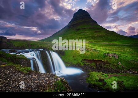 Kirkjufell Berge und Wasserfälle in Island, Reisen natürlichen Hintergrund Stockfoto