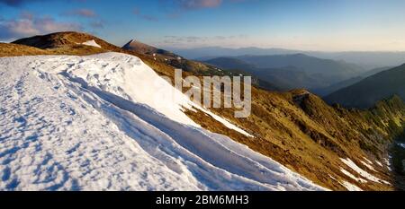 Der Schnepfeil zeigt auf den Berg Hoverla. Es ist der höchste Berg der ukrainischen Karpaten, mit einer Höhe von 2061 Metern. Stockfoto