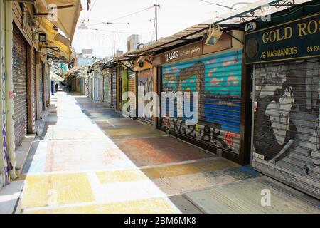 Athen, Griechenland, 6. Mai 2020 - geschlossene Geschäfte im Monastiraki-Viertel während der Sperrung des Coronavirus. Stockfoto