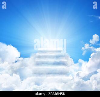 Wolkentreppe zum Himmel. Treppen im Himmel. Konzept Religion Hintergrund Stockfoto