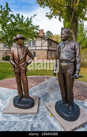 Bronzestatuen der Künstlerin/Bildhauerin Susanne Vertel von J. Robert Oppenheimer und General Leslie R. Groves in der Fuller Lodge in Los Alamos, Standort für Stockfoto