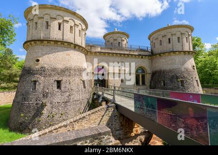 Mauern und Türme des restaurierten Gebäudes der alten Festung Fort Thungen, heute drei Eicheln Museum (drei Eicheln) genannt. Luxemburg. Stockfoto