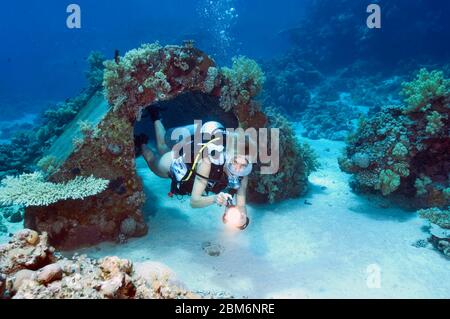 Taucherin schwimmt durch Geräteschuppen von Unterwassersiedlung von Jacques Yves Cousteau, Precontinent II, Rotes Meer, Shab Rumi, Sudan, Afrika Stockfoto