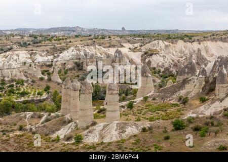 Erotische Landschaft und Felsentürme bei Göreme, Kappadokien, Anatolien, Türkei Stockfoto