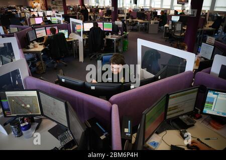 Ein Mitarbeiter des South Central Ambulance Service Dispatch weist einem Krankenwagen des klinischen Koordinationszentrums in Portsmouth, Hampshire, einen Job zu. Stockfoto