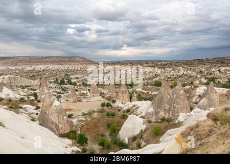 Erotische Landschaft und Felsentürme bei Göreme, Kappadokien, Anatolien, Türkei Stockfoto