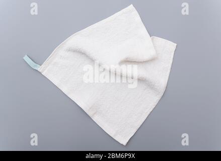 Weißes Badetuch auf grauem Hintergrund Stockfoto