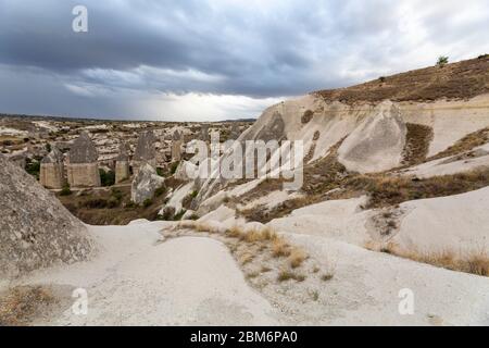 Erotische Landschaft und Felsentürme bei Göreme, Kappadokien, Anatolien, Türkei Stockfoto