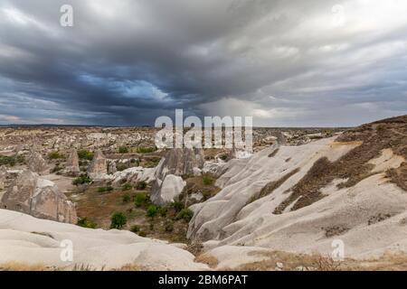 Erotische Landschaft und Felsentürme bei Göreme, Kappadokien, Anatolien, Türkei Stockfoto