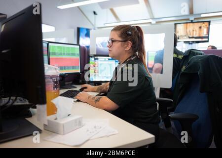 Ein Mitarbeiter des South Central Ambulance Service Dispatch weist einem Krankenwagen aus dem klinischen Koordinierungszentrum in der Nähe von Portsmouth, Hampshire, einen Job zu. Stockfoto