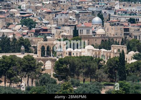 Israel, Jerusalem, Ölberg, EINE Teleansicht des nördlichen Endes der Plattform des Felsendoms mit Eingangsbögen und Schreinen, wie vom Ölberg aus gesehen. Temple Mount oder al-Haram ash-Sharif. Im Hintergrund ist das muslimische Viertel der Altstadt. Die Altstadt von Jerusalem und ihre Mauern ist ein UNESCO-Weltkulturerbe. Stockfoto