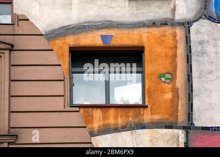 Hundertwasserhaus - ein Haus in Wien, Österreich. Das Haus verfügt über 52 Wohnungen, 4 Büros, 16 private und 3 Gemeinschaftsgarten Stockfoto