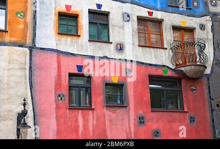 Hundertwasserhaus - ein Haus in Wien, Österreich. Das Haus verfügt über 52 Wohnungen, 4 Büros, 16 private und 3 Gemeinschaftsgarten Stockfoto