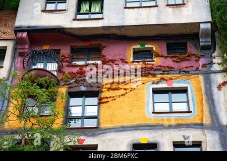 Hundertwasserhaus - ein Haus in Wien, Österreich. Das Haus verfügt über 52 Wohnungen, 4 Büros, 16 private und 3 Gemeinschaftsgarten Stockfoto