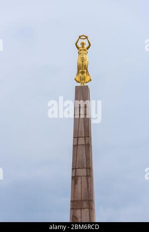 Denkmal der Erinnerung in der Nähe des Platzes der Verfassung. Es ist ein Granit Obelisk & Krieg Denkmal Spitzname "Golden Lady" für seine vergoldete Statue. Luxemburg. Stockfoto