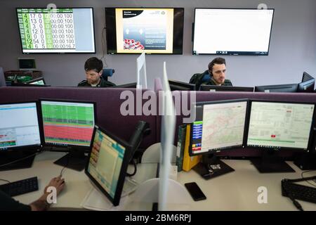 Die Mitarbeiter des South Central Ambulance Service Dispatch weisen Ambulanzen im gesamten Gebiet des klinischen Koordinationszentrums in Portsmouth, Hampshire, Jobs zu. Stockfoto