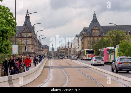 Verkehr auf der Adolphe-Brücke, einer Doppeldeckbrücke für Autos, Fußgänger und Fahrräder, über dem Parcs de la Pétrusse. , Luxemburg Stadt. Stockfoto
