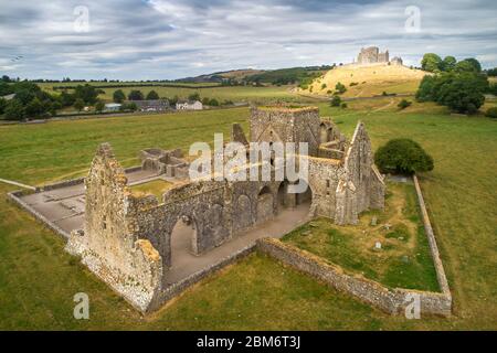 Luftaufnahme der Hore Abbey mit Blick auf den Rock of Cashel, County Tipperary, Irland Stockfoto