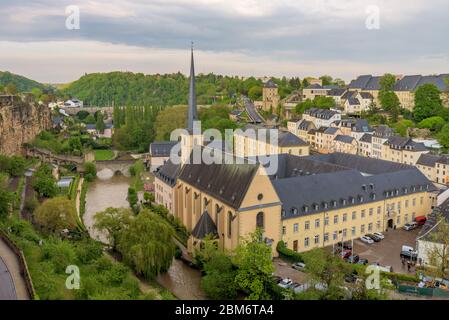 Luftaufnahme der Stadt Luxemburg, Hauptstadt des Großherzogtums Luxemburg, Altstadt und Grund-Viertel mit der Abtei Neumünster und der Alzette Stockfoto