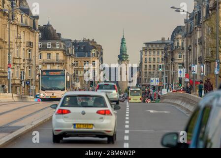 Verkehr auf der Adolphe-Brücke, einer Doppeldeckbrücke für Autos, Fußgänger und Fahrräder, über dem Parcs de la Pétrusse. , Luxemburg Stadt. Stockfoto