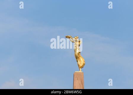 Denkmal der Erinnerung in der Nähe des Platzes der Verfassung. Es ist ein Granit Obelisk & Krieg Denkmal Spitzname "Golden Lady" für seine vergoldete Statue. Luxemburg. Stockfoto