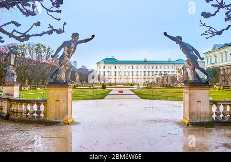 SALZBURG, ÖSTERREICH - 1. MÄRZ 2019: Die Gruppe griechischer Statuen auf der Balustrade am Eingang des Mirabellgartens, am 1. März in Salzb Stockfoto