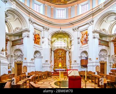 SALZBURG, ÖSTERREICH - 1. MÄRZ 2019: Panorama des ovalen Innenraums der Dreifaltigkeitskirche mit halbrunden Bänken für Gemeindemitglieder, am 1. März in S Stockfoto