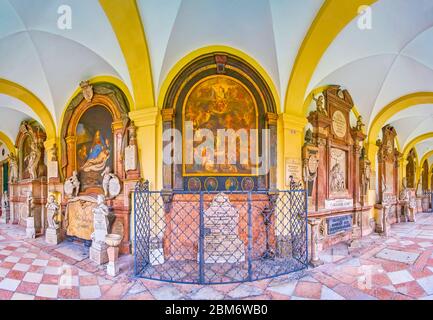 SALZBURG, ÖSTERREICH - 1. MÄRZ 2019: Panorama der Mauer in der überdachten Arkade des St. Sebastian Friedhofs mit herrlichen historischen Grabsteinen der berühmten Stadt Stockfoto