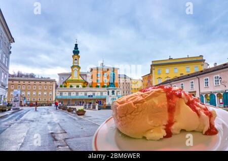 SALZBURG, ÖSTERREICH - 1. MÄRZ 2019: Das berühmte Salzburger Nockerl Dessert im Freiluftcafé am Mozartplatz im Herzen der Altstadt, am 1. März Stockfoto