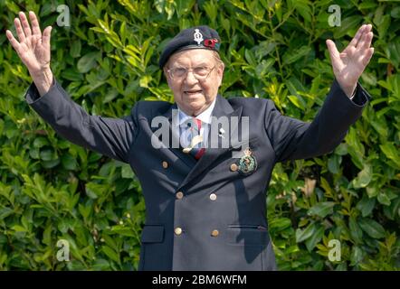 Brentwood Essex, Großbritannien. Mai 2020. VE Day ehemaliger Korporal Peter J Elgar vom Royal Army Medical Corps 1955-1958 diente in britischen Militärkrankenhäusern in Münster, Berlin Iserlohn, Credit: Ian Davidson/Alamy Live News Stockfoto