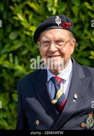 Brentwood Essex, Großbritannien. Mai 2020. VE Day ehemaliger Korporal Peter J Elgar vom Royal Army Medical Corps 1955-1958 diente in britischen Militärkrankenhäusern in Münster, Berlin Iserlohn, Credit: Ian Davidson/Alamy Live News Stockfoto