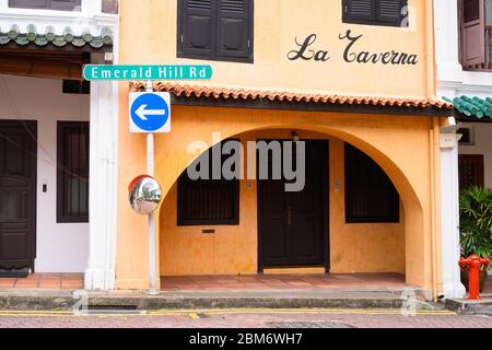 SINGAPUR, SINGAPUR - 18. DEZEMBER 2017 - La Taverna im Emerald Hill Conservation Area in Singapur Stockfoto