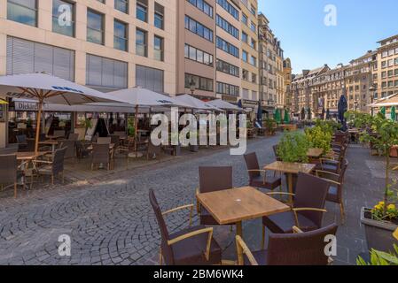 Luxemburg Stadt. Leere Stühle und Tische im Freien in Cafés, Brasserien und Restaurants auf dem Place de Paris im Gare-Viertel der Hauptstadt. Stockfoto