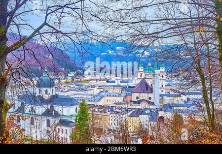 Der Blick auf die Altstadt von Salzburg mit ihren ältesten Wahrzeichen durch das Grün des Parks auf dem Monchsberg, Aussia Stockfoto