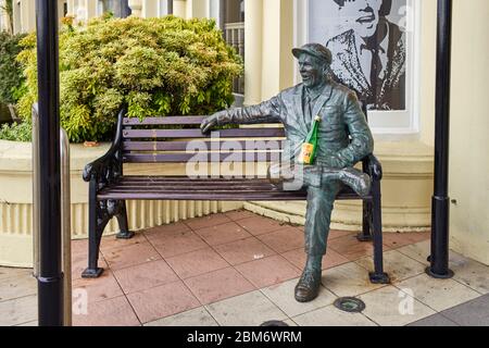 Statue der normannischen Weisheit mit einer Flasche Tonic Wein in Douglas, Isle of man Stockfoto