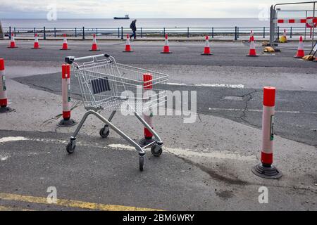 Verlassene Einkaufswagen links am Meer in Douglas, Isle of man Stockfoto