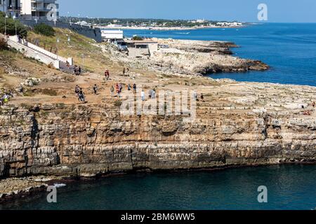 Polignano a Mare, Italien - 17. September 2019: Felsstrand in Polignano a Mare. Apulien, Italien Stockfoto