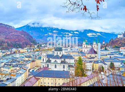 Die Luftaufnahme auf die älteste Altstadt von Salzburg mit erstaunlichen historischen Kirchen, engen verwinkelten Gassen und beengten Wohnhäusern, das Erbe o Stockfoto