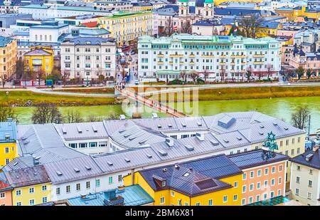 SALZBURG, ÖSTERREICH - 1. MÄRZ 2019: Die geschwungene Fußgängerbrücke Makartsteg über die Salzach verbindet Altstadt und Neustadt am 1. März in Salzbur Stockfoto