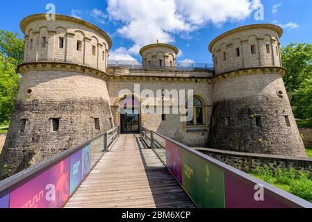 Mauern und Türme des restaurierten Gebäudes der alten Festung Fort Thungen, heute drei Eicheln Museum (drei Eicheln) genannt. Luxemburg. Stockfoto