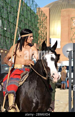 Indianische argentinische Inder in Verkleidung auf einem schwarzen criollo Pferd Stockfoto