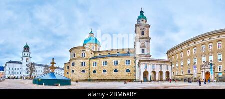 SALZBURG, ÖSTERREICH - 1. MÄRZ 2019: Panoramablick auf die Residenz Sqaure mit historischen Sehenswürdigkeiten wie Dom, Residenz Staatszimmer und Neu Resi Stockfoto