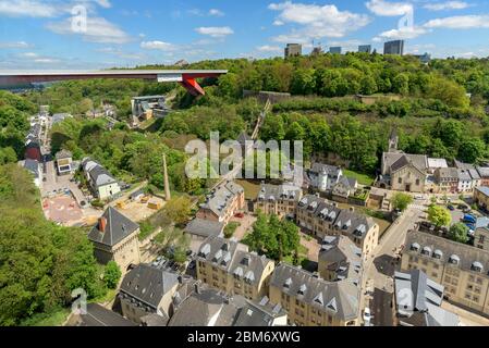 Blick auf den Stadtteil Pfaffenthal vom Landschaftlift in Luxemburg-Stadt. Stockfoto